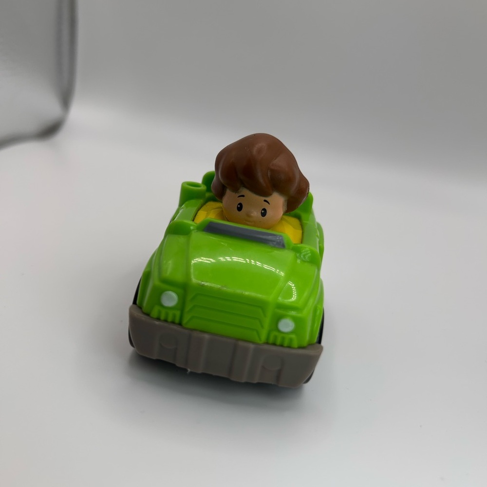 2014 Fisher Price Little People Wheelies Green Tow Truck Toy w/ Attached Driver